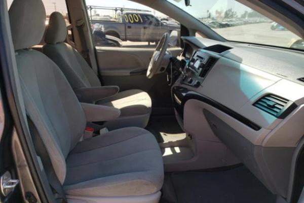 фото TOYOTA SIENNA