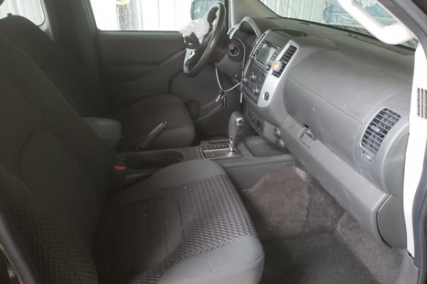 фото Nissan Frontier SV