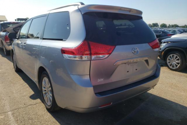 фото TOYOTA SIENNA