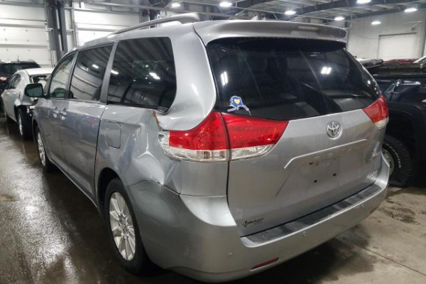 фото TOYOTA SIENNA