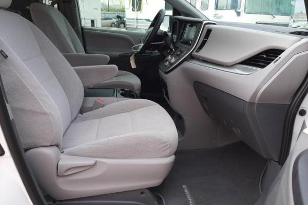 фото TOYOTA SIENNA