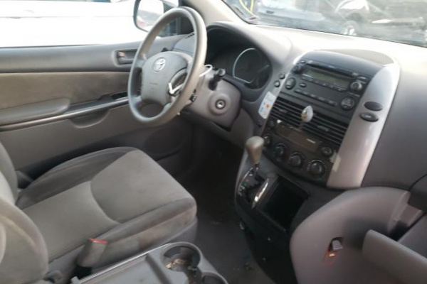 фото TOYOTA SIENNA