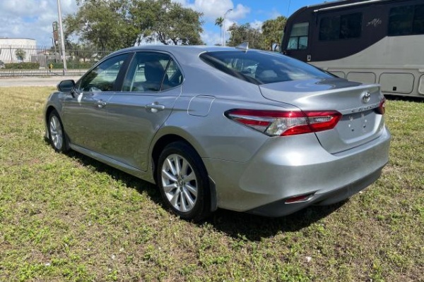фото Toyota Camry LE