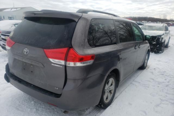 фото TOYOTA SIENNA