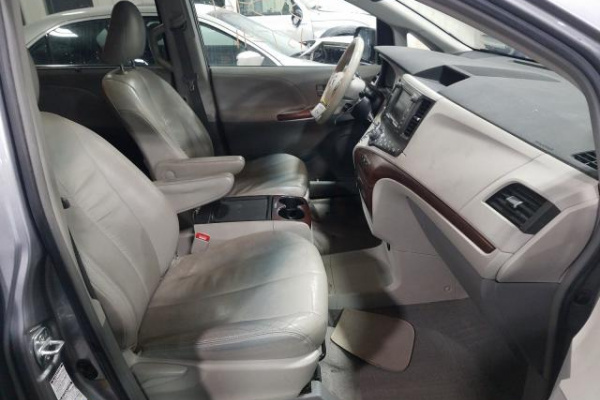 фото TOYOTA SIENNA