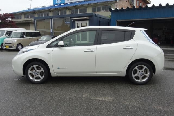 фото NISSAN LEAF