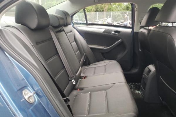 фото Volkswagen Jetta SE