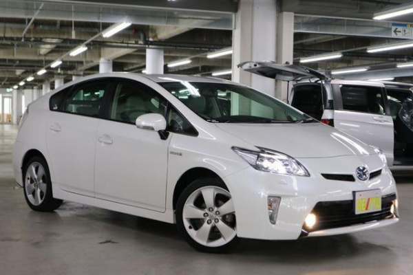 фото Toyota Prius HYBRID