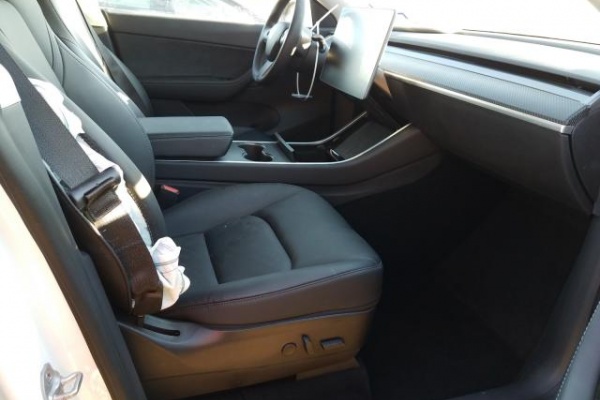 фото Tesla MODEL Y