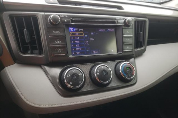 фото Toyota RAV4 LE