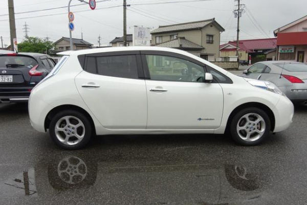 фото NISSAN LEAF