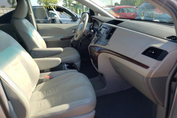 фото TOYOTA SIENNA