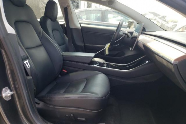 фото Tesla MODEL 3