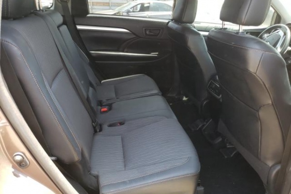 фото Toyota HIGHLANDER LE