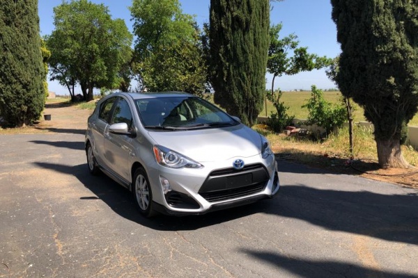 фото Toyota Prius C