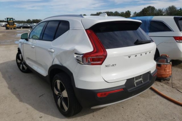 фото Volvo XC40 T5 MOMENTUM