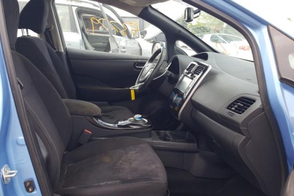 фото Nissan Leaf S