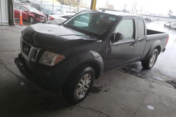 фото Nissan Frontier SV
