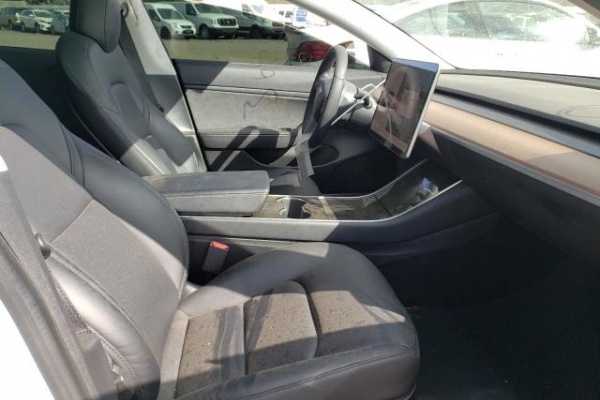 фото Tesla MODEL Y