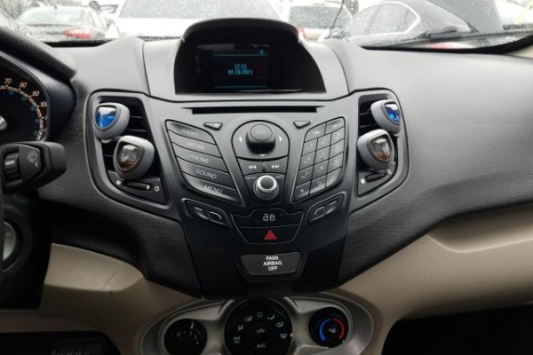 фото Ford Fiesta SE