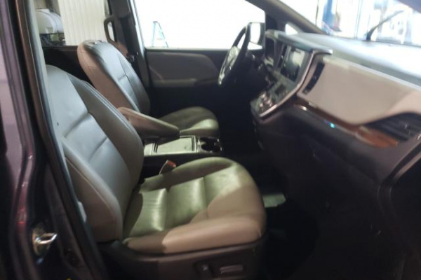 фото TOYOTA SIENNA