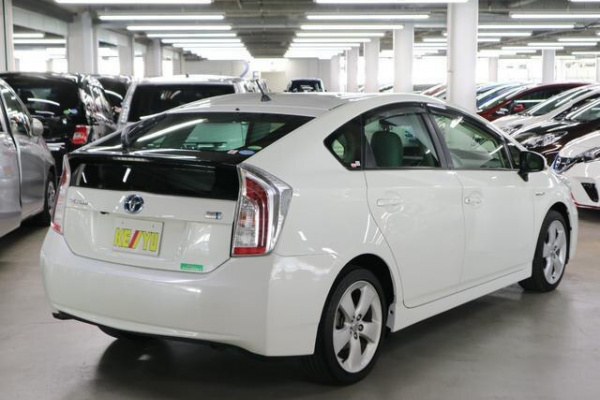 фото Toyota Prius HYBRID