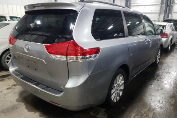 фото TOYOTA SIENNA