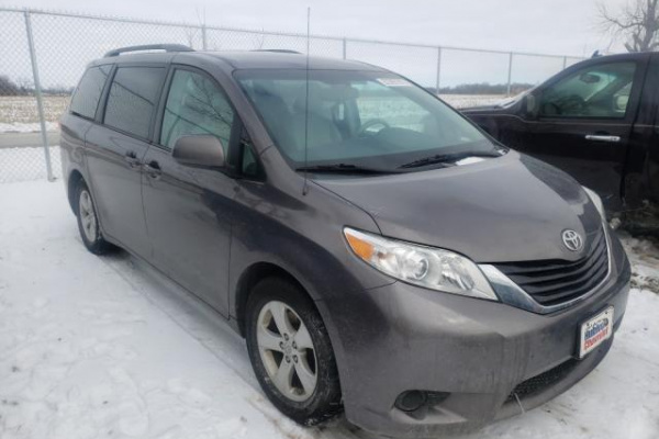 фото TOYOTA SIENNA